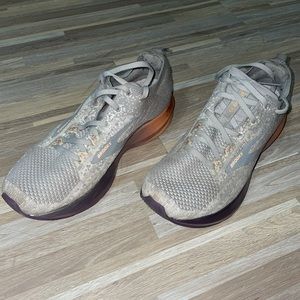 Brooks Levitate 3. Grey running shoes. Size 8